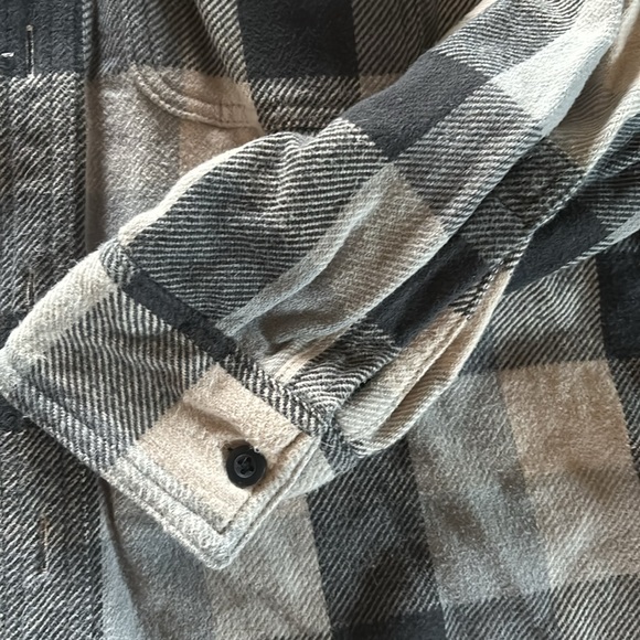 American Eagle Outfitters AEO long sleeve hooded flannel - Picture 3 of 3